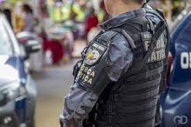 Suspeito de tr�fico foge da PM, amea�a equipe com arma e acaba morto em casa