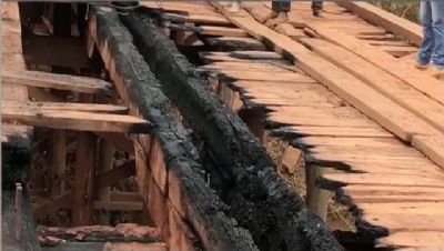 V�ndalos ateiam fogo em ponte e mais de mil fam�lias ficam ilhadas em MT