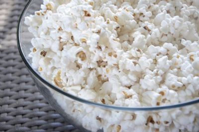 Dar pipoca para crian�as pequenas tem riscos: veja idade certa e dicas sobre alimenta��o