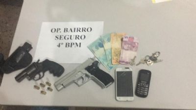 Pol�cia Militar prende tr�s com arma de fogo na frente de mercado