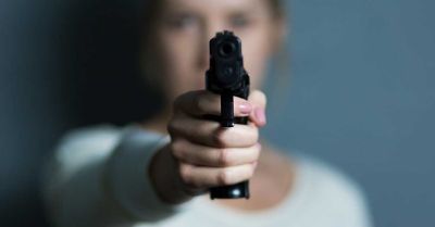 ​Projeto que permite porte de arma a mulheres sob medida protetiva avan�a na ALMT