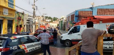 Trabalhadores s�o soterrados por muro durante reforma na Pra�a da Mandioca
