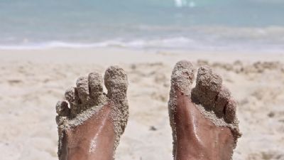 Trabalhador que postou foto na praia ap�s entregar atestado � condenado por m�-f�