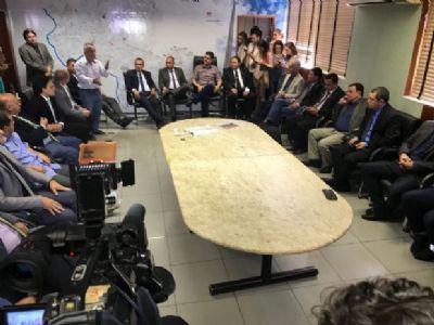 Prefeito faz reuni�o de emerg�ncia com vereadores e promete defender suplementa��o no TCE, MP e Justi�a