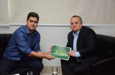 Prefeito apresenta ao governador projeto para compra de equipamentos do novo Pronto-Socorro