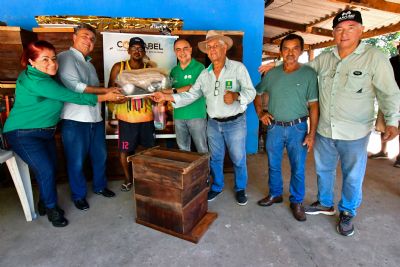 ​SMATED entrega kits para pr�tica de apicultura em comunidade rural Aricazinho