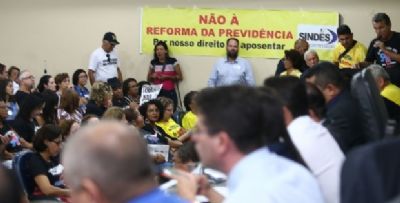 Vota��o de al�quota previdenci�ria fica para 2020 e deputados discutem dispensa de pauta