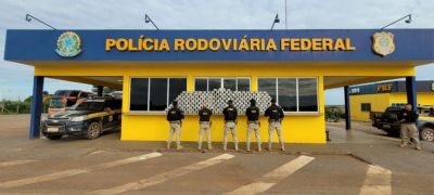 ​PRF apreende 550 kg de coca�na em fundo falso de carreta