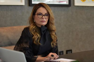 Primeira-dama de MT testa positivo para Covid-19 pela 2� vez; filha tamb�m est� infectada