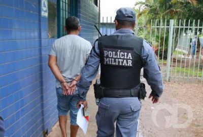 Homem furta mochila de loja no shopping e acaba preso