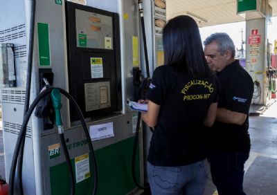 Confira o balan�o da fiscaliza��o em postos de combust�veis
