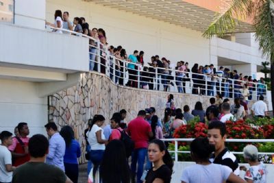 Oferta de emprego leva milhares para loja de material de constru��o em Cuiab�