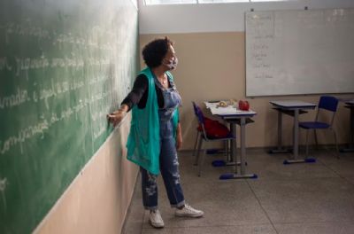 MEC prop�e aumentar carga hor�ria de disciplinas b�sicas obrigat�rias