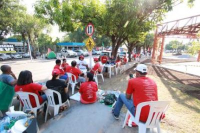 Manifestantes fecham entrada da Seduc e impedem acesso
