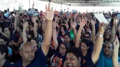 Assembleia aprova a recontrata��o de professores pelo Estado