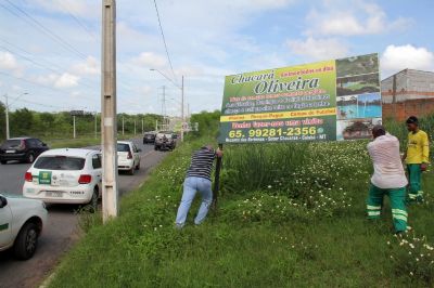 Prefeitura recolhe placas e cartazes publicit�rios colocados em �reas p�blicas