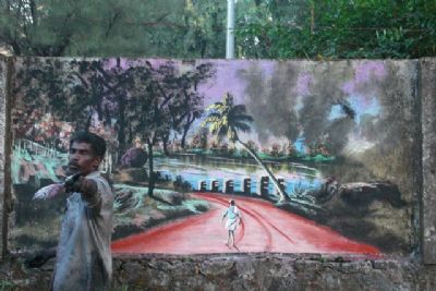 Artista de rua desabrigado pinta murais usando folhas, lama e pigmentos naturais