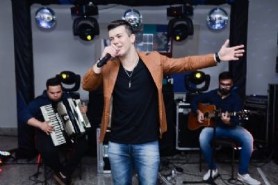 Juiz bloqueia R$ 805 mil em bens de acusada por morte de cantor