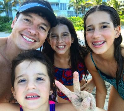 De f�rias, Rodrigo Faro curte praia com as filhas: 