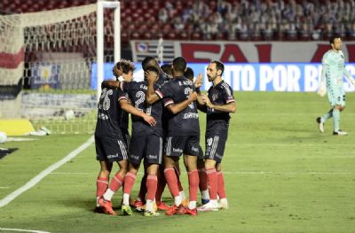 S�o Paulo supera crises e se torna favorito ao t�tulo do Campeonato Brasileiro
