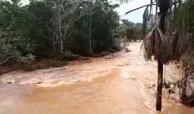 Rio transborda ap�s chuvas intensas, assusta motoristas e compromete ponte na MT-251