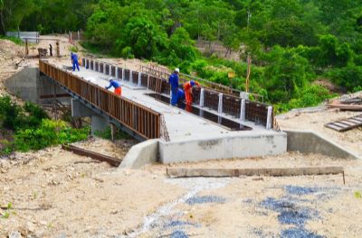 Obra avan�a e ponte sobre o Rio Paci�ncia deve ser entregue ainda neste ano