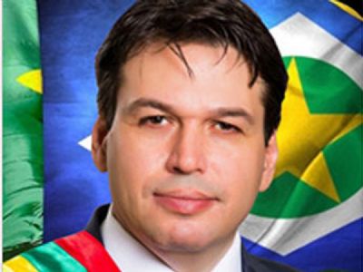 Prefeito � denunciado por permutar lotes com empresa para cumprir promessa de campanha