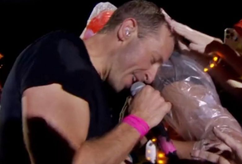 Mato-grossense recebe abra�o do vocalista do Coldplay