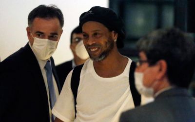 Ronaldinho vai para pris�o domiciliar, mas segue no Paraguai