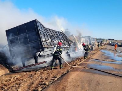 Corpo de Bombeiros combate inc�ndio em carretas ap�s colis�o na BR-163