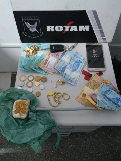 Mulher de 20 anos � detida com pasta base de coca�na na cintura
