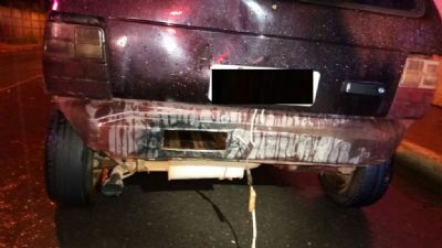 Rotam prende Casal com fuzil AK 47 escondido no para-choque de carro