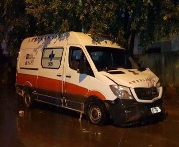 Criminosos furtam ambul�ncia de UPA e abandonam ve�culo ap�s baterem em Kombi