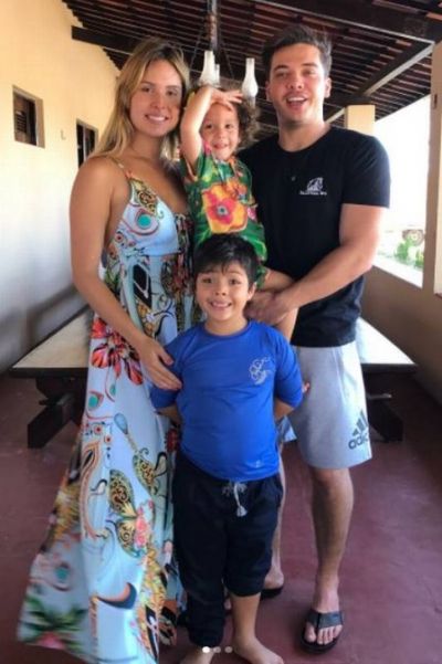 F�s detonam Safad�o e a mulher ap�s filho do cantor usar blusa com iniciais do casal