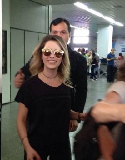 Lucas Lima chama f� que puxou o cabelo de Sandy em aeroporto de agressor: 'absurdo'