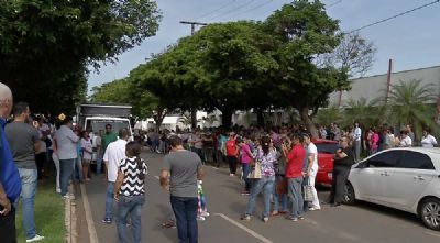 Servidores de Sinop (MT) cobram vale-alimenta��o e pagamento de insalubridade durante protesto
