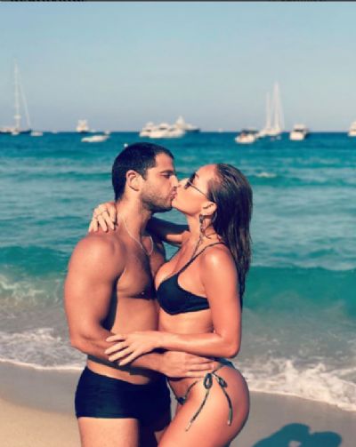 Em Saint Tropez, Sabrina Sato mostra corp�o em clique rom�ntico com Duda Nagle