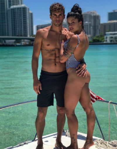 Em Miami, Aline Riscado mostra corp�o delineado em iate