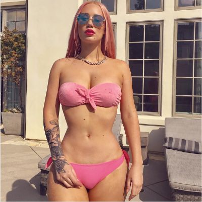 Cantora Iggy Azalea exibe cintura 'alien�gena' de biqu�ni e assusta seguidores