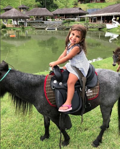Deborah Secco encanta f�s com foto de Maria Flor em passeio de p�nei