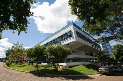 Educa��o demite 1,8 mil servidores e secret�ria diz que mant�m Seduc com �kit sobreviv�ncia�