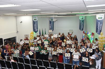​Prefeitura entrega selo de transpar�ncia para 122 unidades educacionais