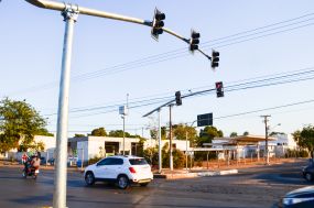Semob implanta faixas de pedestres e sem�foro em frente ao 9� BEC
