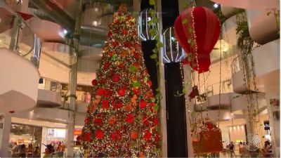 Compras de Natal devem injetar R$ 53,5 bilh�es na economia em 2018, diz SPC