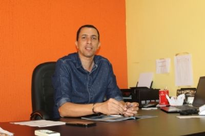 V�deo mostra agress�o contra prefeito na porta de C�mara Municipal