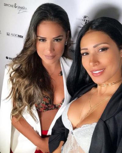 Simone e Simaria fazem selfie exibindo os decotes fartos antes de show