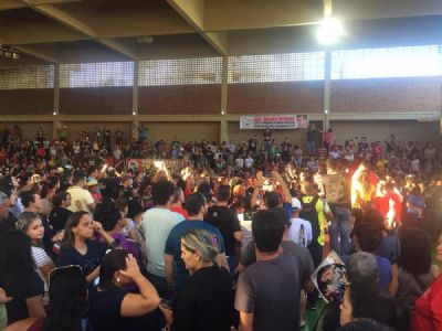Profissionais da educa��o de MT entram em greve por tempo indeterminado