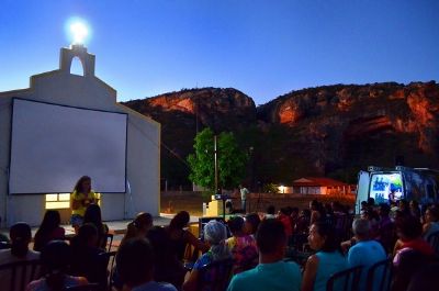 Movida a energia solar, munic�pios mato-grossenses recebem van que leva magia do cinema �s crian�as