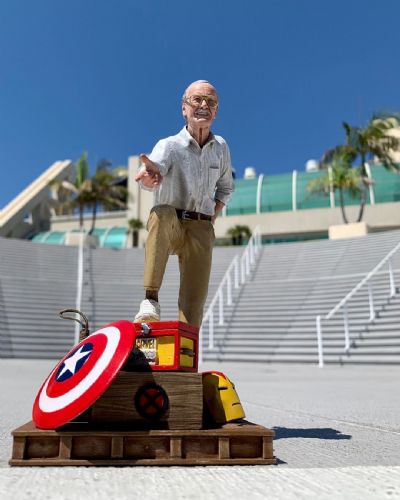 Stan Lee ganha colecion�vel com escudo do Capit�o e Mj�lnir