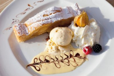 Strudel de Banana com Sorvete de Creme e Azeite de Canela